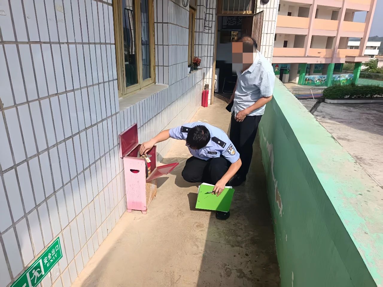 关岭公安 持续开展校园安全检查 筑牢防盗安全防线